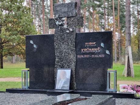 Гранитный памятник с массивным крестом