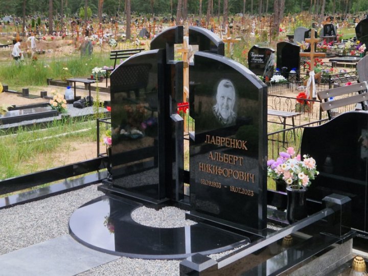Гранитный памятник с вырезом в форме креста
