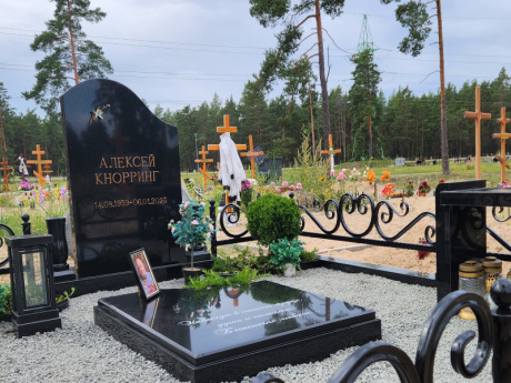 Granīta kapu piemineklis klasiskā stilā