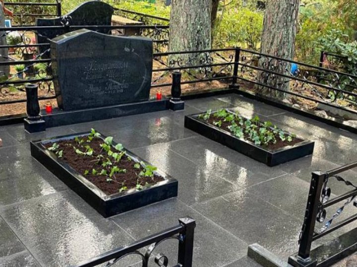 Granīta kapu piemineklis ar izliekto augšdaļu