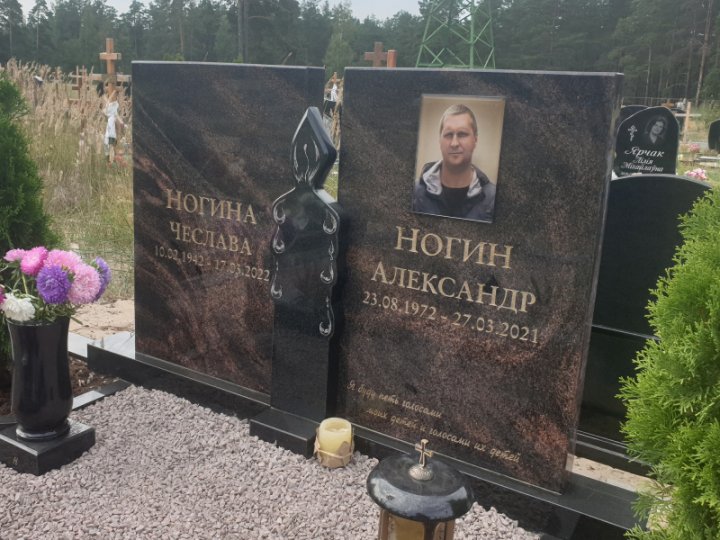 Гранитный памятник с гранитной свечой