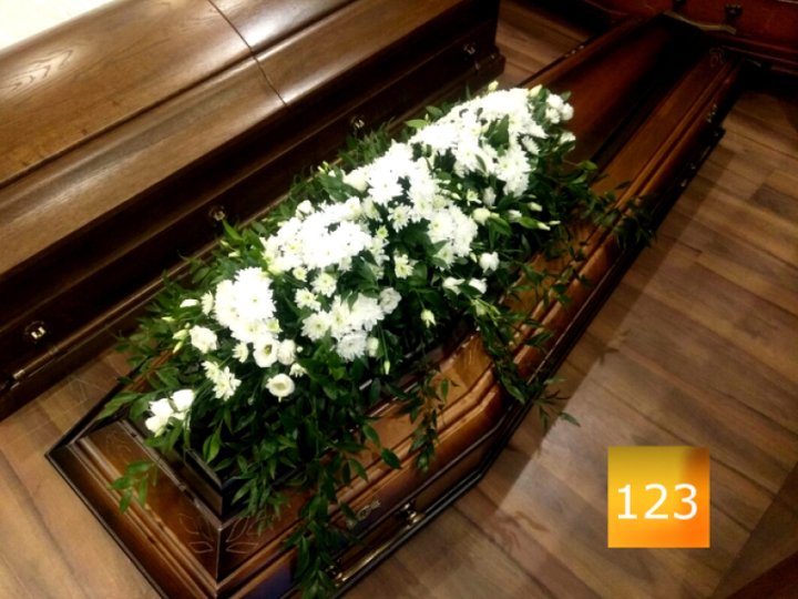 Ziedu kompozīcija zārka vākam Nr.123 Ziedu kompozīcija zārka vākam Nr.123