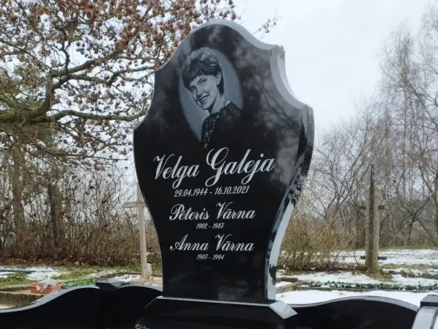 Melnā granīta kapu piemineklis