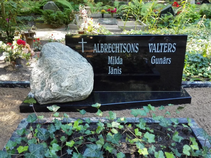 Granīta kapu piemineklis ar laukakmens dekoru