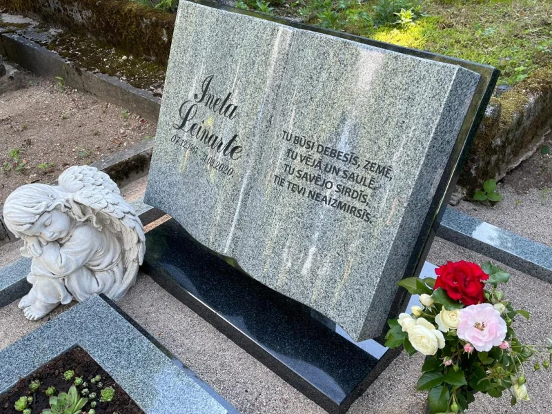 Granīta piemineklis grāmatas formā