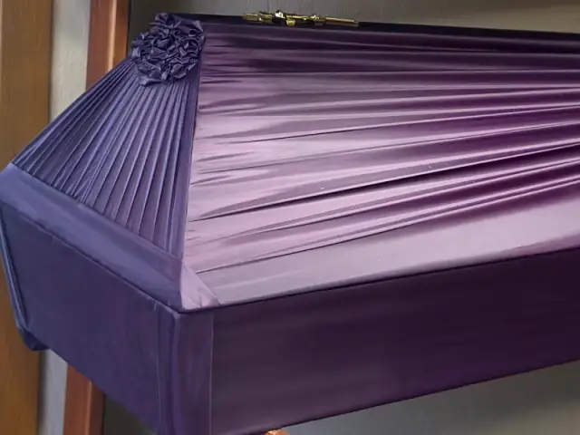 Drapēts koka zārks violetā krāsā