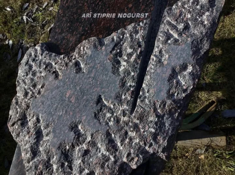 Neparasts risinājums, ar skaistu, raupju virsmu un apzinātu izveidotu plaisu