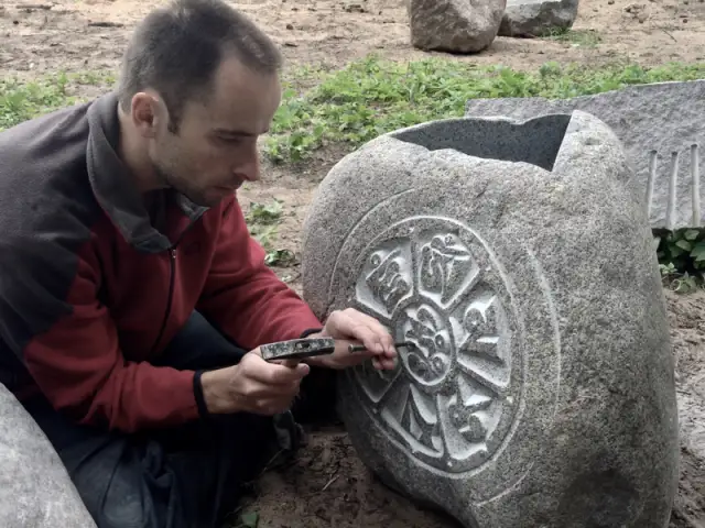 			Услуги художника по камню
	