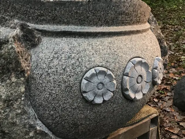 			Grave accessories
	