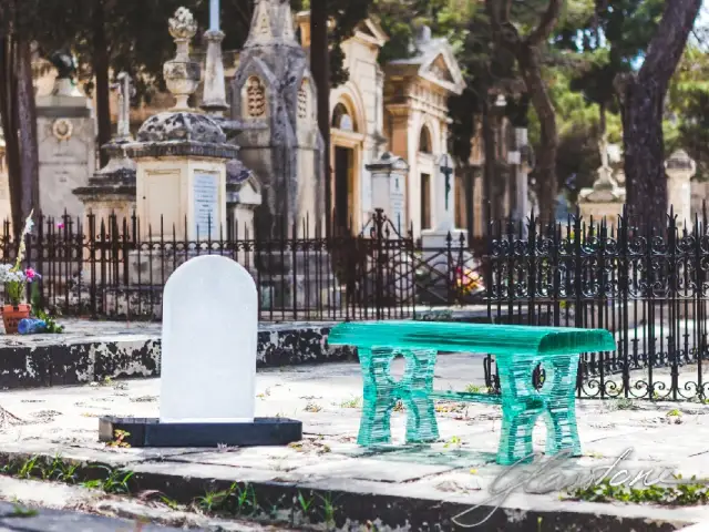 			Glasstone Memorial Benches – Elegant and Durable Solution for a Place of Remembrance
	
