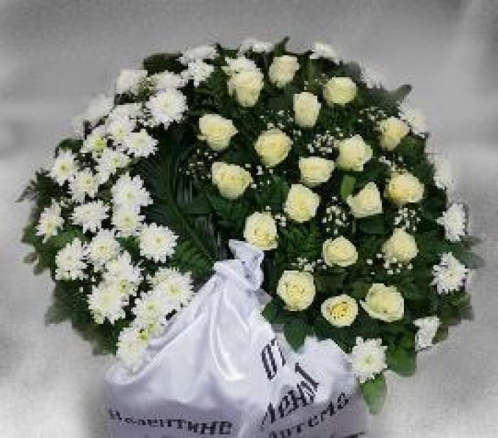 Bēru vainags Baltās krizantēmas krēmkrāsas rozēm 0,9m Nr.19 Bēru vainags Baltās krizantēmas krēmkrāsas rozēm 0,9m Nr.19
