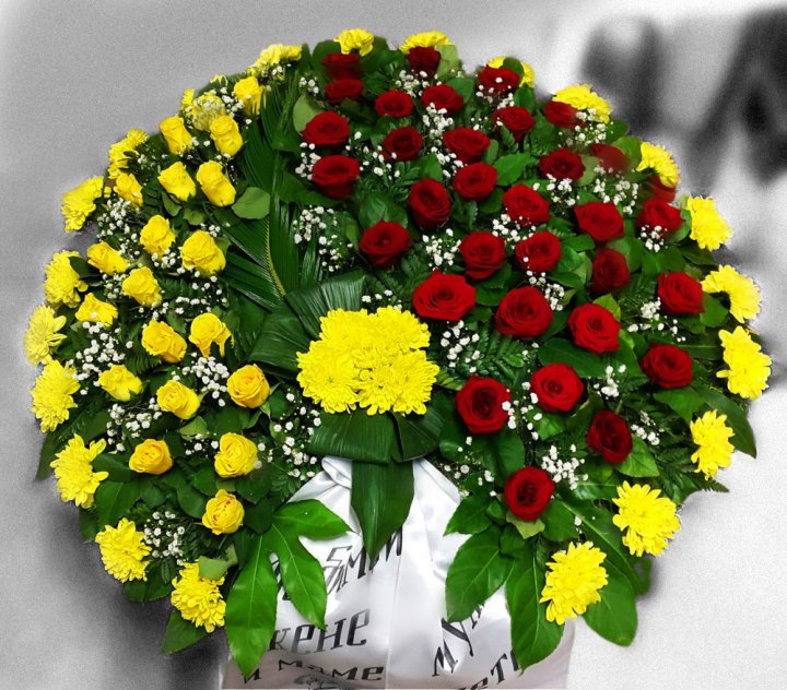 Bēru vainags Dzeltenās krizantēmas, dzeltenās rozes un bordo rozes 1,1m Nr.24 Bēru vainags Dzeltenās krizantēmas, dzeltenās rozes un bordo rozes 1,1m Nr.24