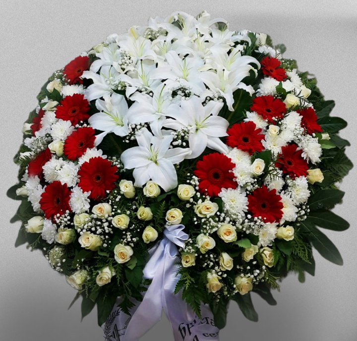 Bēru vainags Baltās lilijas, krizantēmas, sarkanās gerberas un krēmkrāsas rozes1,1m Nr.32 Bēru vainags Baltās lilijas, krizantēmas, sarkanās gerberas un krēmkrāsas rozes1,1m Nr.32