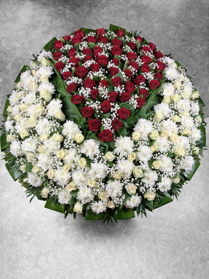 Bēru vainags Ekskluzīvie vainagi Baltās krizantēmas ar sarkanās un krēmkrāsas rozes 1,1 m Nr.34 Bēru vainags Ekskluzīvie vainagi Baltās krizantēmas ar sarkanās un krēmkrāsas rozes 1,1 m Nr.34