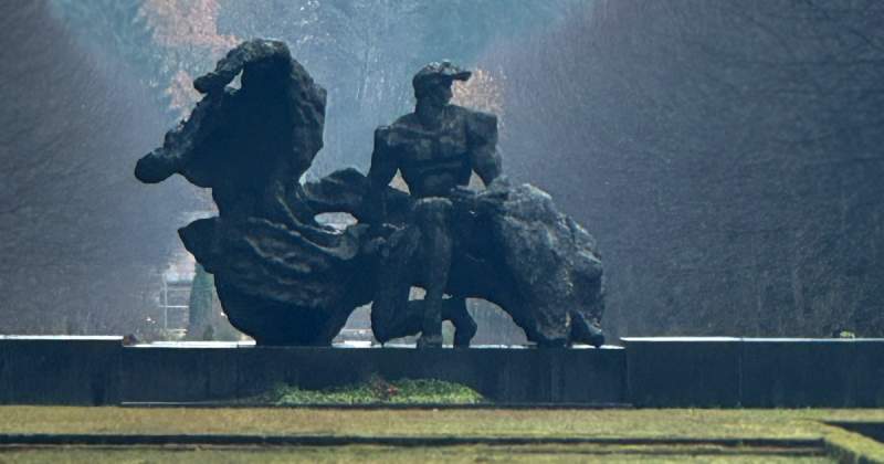 Piemineklis latviešu rakstniekam Vilim Lācim Meža kapos, tēlnieks Alberts Terpilovskis.