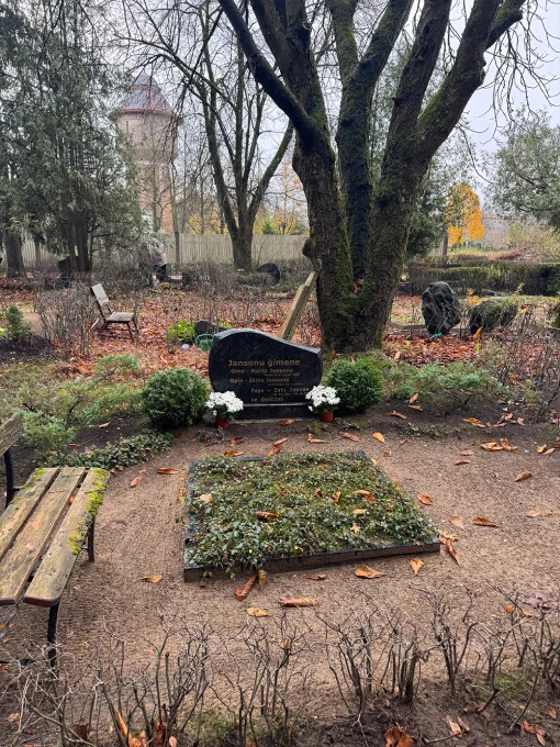 Sakopta ģimenes kapavieta Rīgas Meža kapos