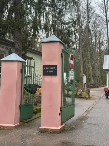 Skats uz kapu teritoriju ar sakoptām alejām