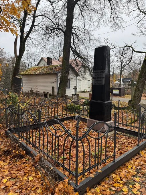 Kapavieta ar lielo pieminekli