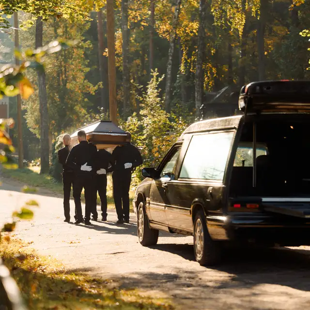 Ritual Mirklis darbinieki cienīgi nes zārku bēru procesijā