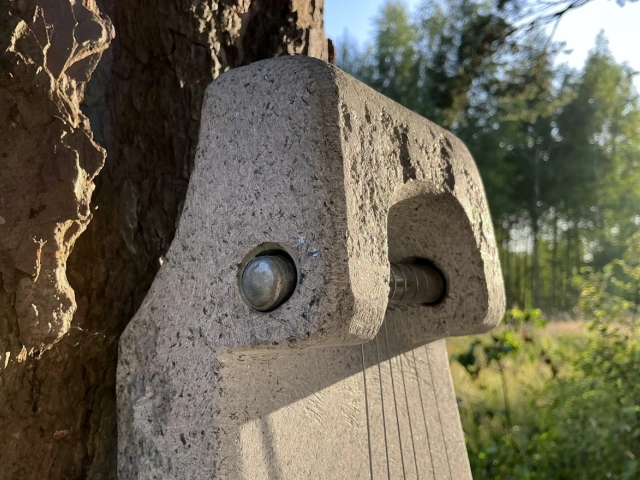 Akmens kokle – Tēlnieka Ronalda Jaunzema radītais instruments tagad dzied baznīcu velvēs kopā ar Laimu Jansoni