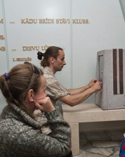 Ronalds Jaunzems uzstadīšanas darba procesā vai pie Brīvības pieminekļa