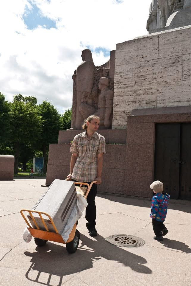 Ronalds Jaunzems uzstadīšanas darba procesā vai pie Brīvības pieminekļa