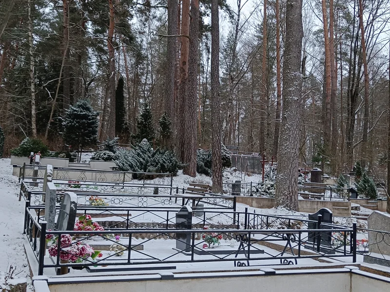 Ziemas klusums vēsturiskajos Katoļu kapos Daugavpilī.