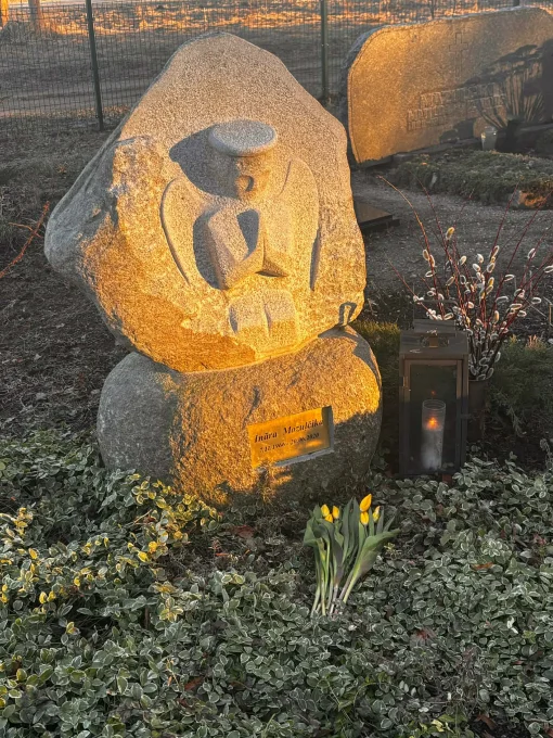 Stilizēts eņğelis granīta pavasara saulrieta toņos.