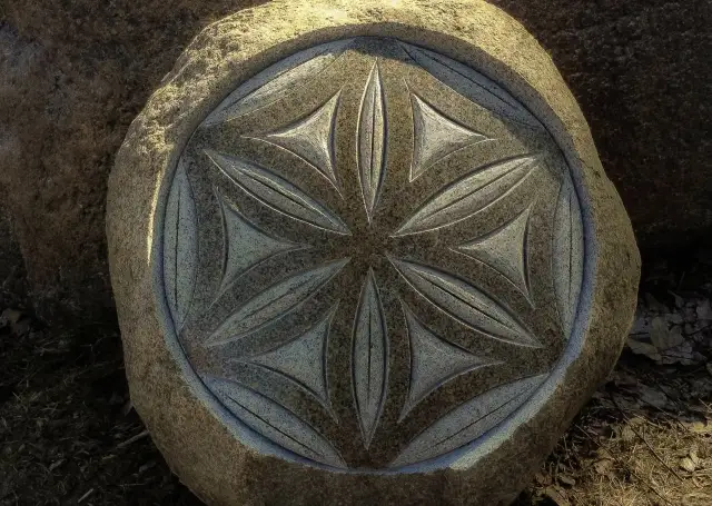 Saulīte - simbols. Pulēts, sliīpēts Latvijas granīta laukakmens