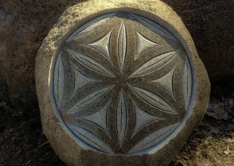 Saulīte - simbols. Pulēts, sliīpēts Latvijas granīta laukakmens