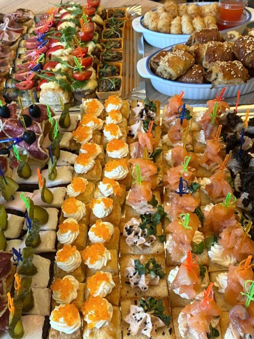 Uzkodu plate bēru mielastam