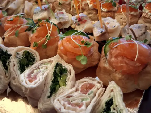 			Izbraukuma pasākumu galdu klāšana
	