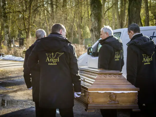 Angel Debesīs — bēru organizēšana